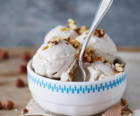 استفاده از پودر مغز فندق در تزیین دسر